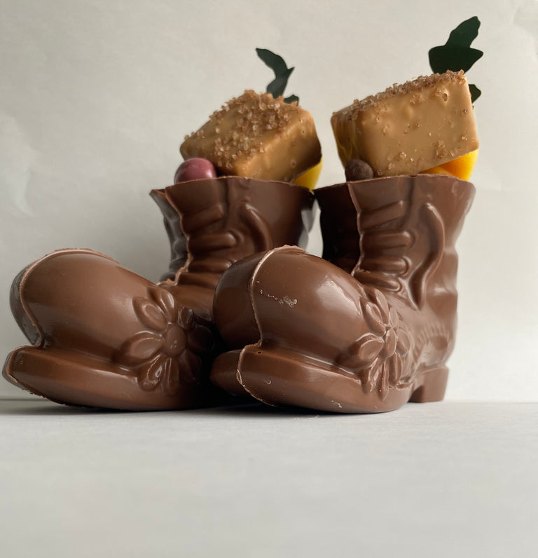 paar chocolade wandelschoenen